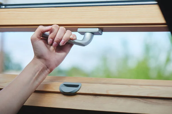 Gümüş saplı ahşap pencere kapanış el yakın çekim 