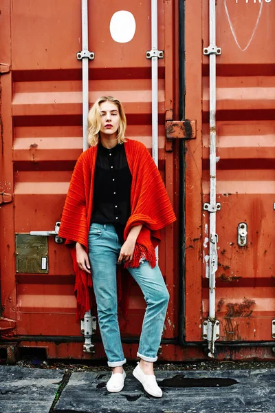 Mulher Loira Vestindo Roupas Elegantes Posando Fundo Contêiner Carga Vermelho — Fotografia de Stock