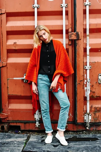 Blondine Stylischer Kleidung Posiert Vor Rotem Frachtcontainer — Stockfoto