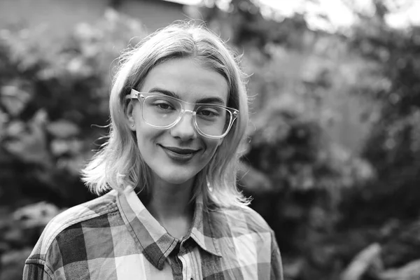 Retrato Una Joven Rubia Con Gafas Posando Sobre Fondo Árboles — Foto de Stock