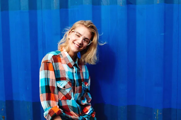 Retrato Mujer Rubia Joven Gafas Sonriendo Mirando Cámara Mientras Posa — Foto de Stock