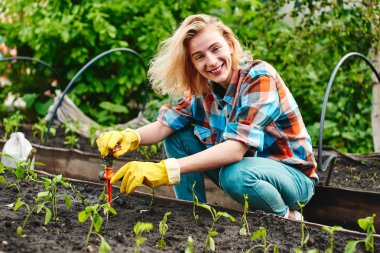 sulama tesisleri çiçek yatakta kadın ayar cihazı