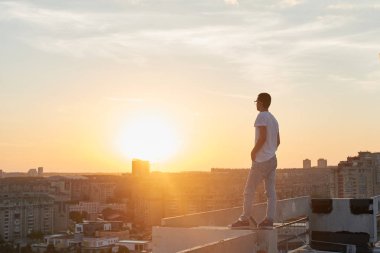 Bina cityscape seyir ve çatı, ayakta adam 