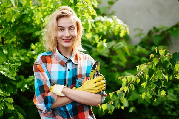 Frau Mit Handschuhen Und Gartenschere Steht Gewächshaus — Stockfoto