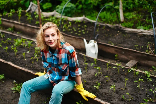 Trött Kvinna Som Sitter Blomsterrabatt Växthus — Stockfoto