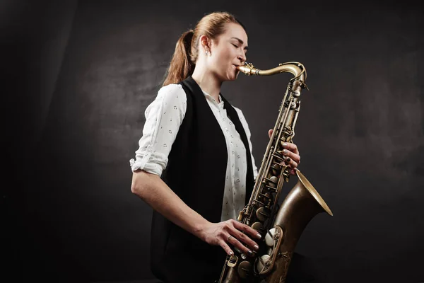Mladá Žena Sobě Bílou Košili Černou Vestu Hrál Saxofon Černém — Stock fotografie
