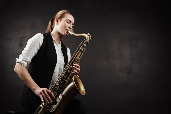 Junge Frau Weißem Hemd Und Schwarzer Weste Spielt Saxofon Auf — Stockfoto