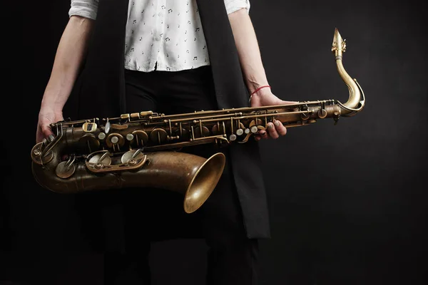 Žena Držící Saxofon Černém Pozadí — Stock fotografie
