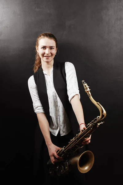 Žena Držící Saxofon Černém Pozadí — Stock fotografie