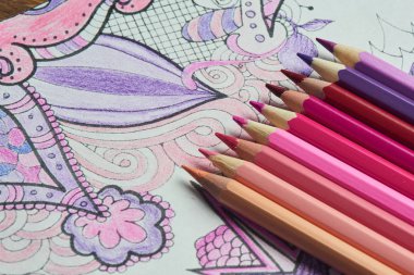 pastel pembe ve mor renkler, kalem ile sayfa boyama yakın çekim 
