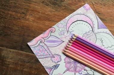 pastel pembe ve mor renkler, kalem ile sayfa boyama yakın çekim 