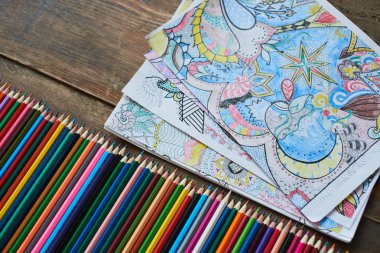 satır tablo, sayfaları renklendirme koleksiyonu ile kalemler yakın çekim 