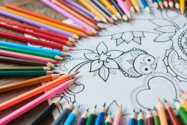 baykuş ve çiçeklerle çevrili kalemler tahta masada güzel resim yakın çekim 