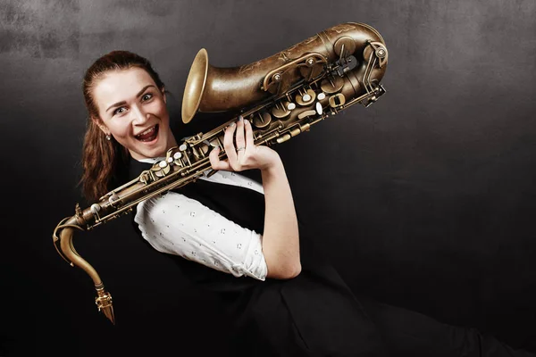 Mujer Sosteniendo Saxofón Sobre Fondo Negro —  Fotos de Stock