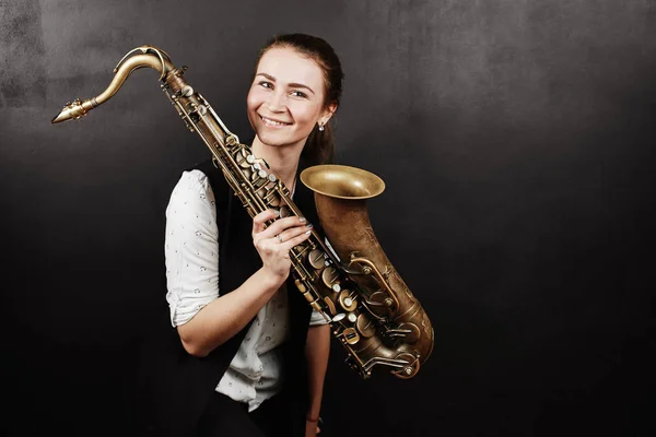 Mujer Sosteniendo Saxofón Sobre Fondo Negro — Foto de Stock