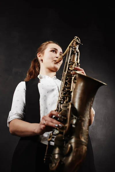 Mladá Žena Hrající Saxofon Černém Pozadí — Stock fotografie