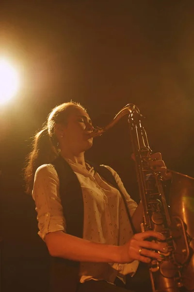 Hermosa Mujer Tocando Saxofón Escenario — Foto de Stock