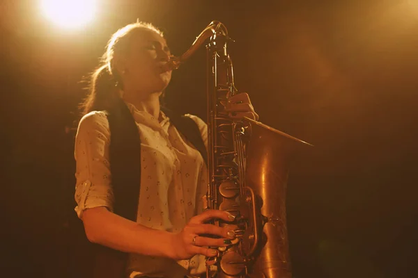 Hermosa Mujer Tocando Saxofón Escenario — Foto de Stock