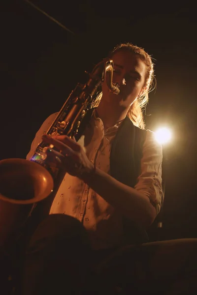 Kaunis Nainen Soittaa Saksofonia Lavalla — kuvapankkivalokuva