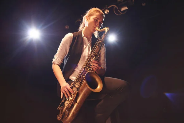 Bela Mulher Tocando Saxofone Palco — Fotografia de Stock