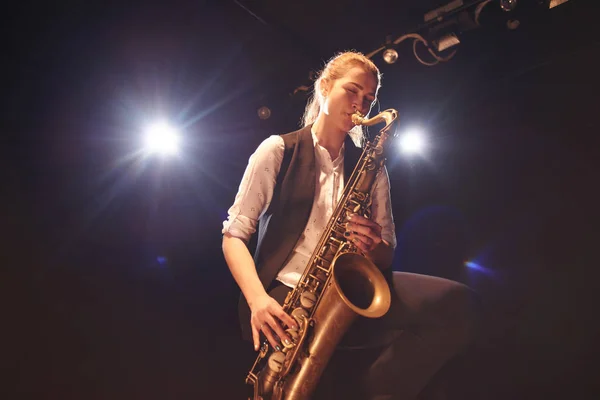Krásná Žena Hrající Saxofon Jevišti — Stock fotografie