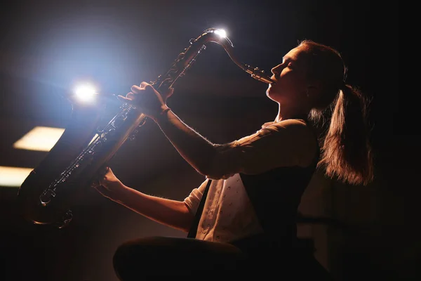 Hermosa Mujer Tocando Saxofón Escenario — Foto de Stock