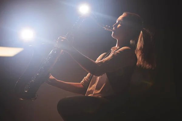 Hermosa Mujer Tocando Saxofón Escenario — Foto de Stock