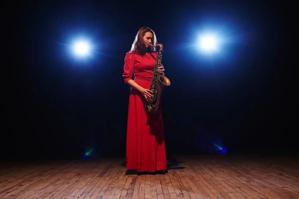 Músico Mujer Vestido Largo Noche Rojo Con Saxofón Escenario Con — Foto de Stock