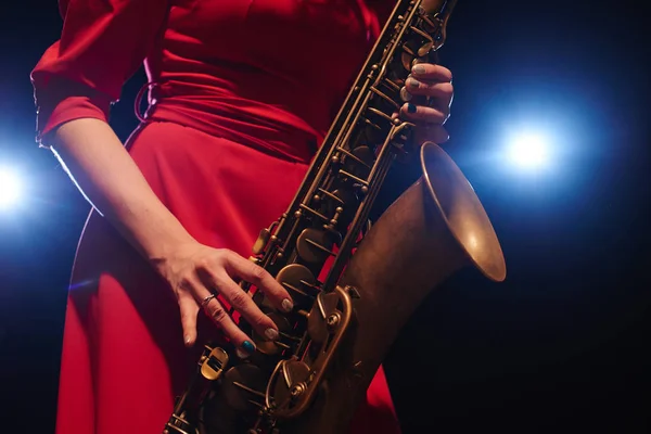 Músico Mujer Vestido Rojo Con Saxofón Escenario Primer Plano — Foto de Stock