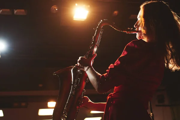 Hudebník Žena Červených Šatech Hrál Saxofon Tmavém Pódiu — Stock fotografie