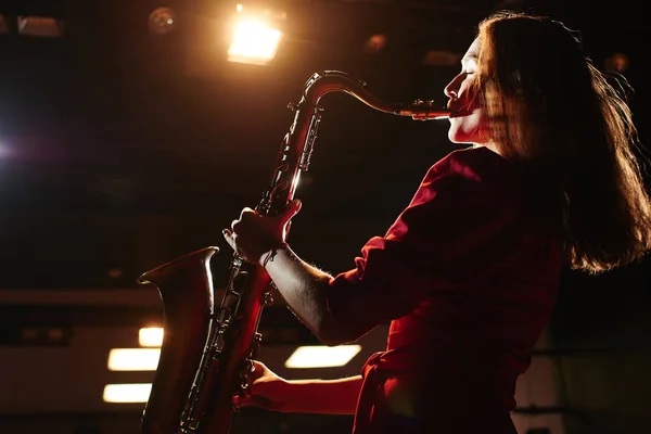 Músico Mujer Vestido Rojo Tocando Saxofón Escenario Oscuro — Foto de Stock