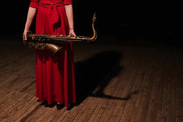 Músico Mujer Vestido Rojo Con Saxofón Escenario Primer Plano — Foto de Stock