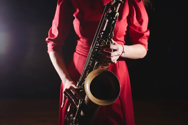 Hudebník Žena Červených Šatech Saxofon Jevišti Detail — Stock fotografie