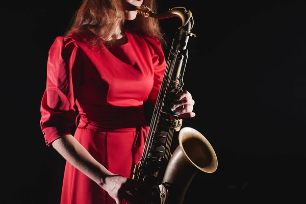 Músico Mujer Vestido Rojo Brillante Con Saxofón Las Manos Primer — Foto de Stock