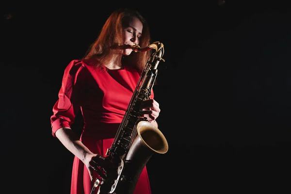 Músico Mujer Vestido Rojo Tocando Saxofón Escenario Oscuro — Foto de Stock