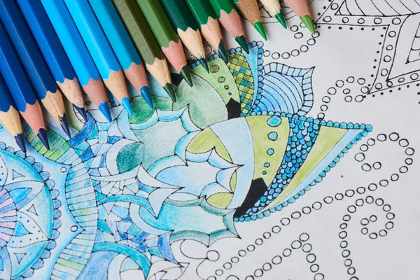 Mavi Yeşil Renklerde Kalemler Ile Sayfa Boyama Yakın Çekim — Stok fotoğraf