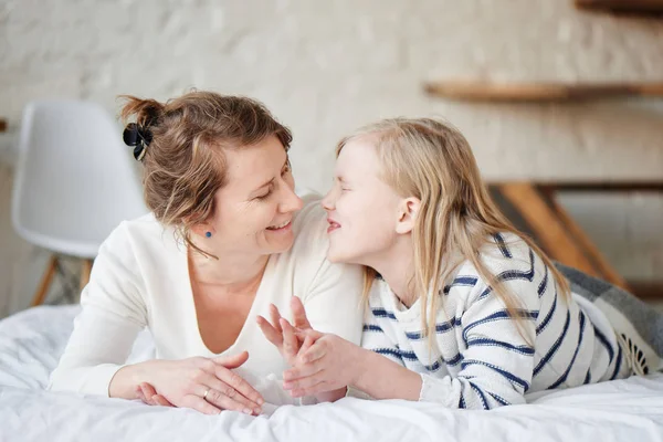 Smiling Mother Daughter Looking Each Other While Lying Bed — Stock Photo, Image