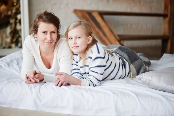 Madre Con Figlia Guardando Macchina Fotografica Mentre Giaceva Insieme Letto — Foto Stock