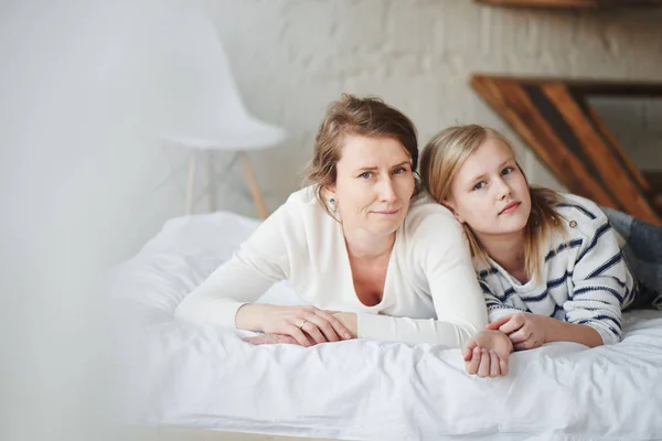 Mother Daughter Looking Camera While Lying Together White Bed Bedroom — Stock Photo, Image