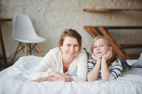 Ragazza Con Mamma Divertirsi Sdraiato Sul Letto Bianco Camera Letto — Foto Stock