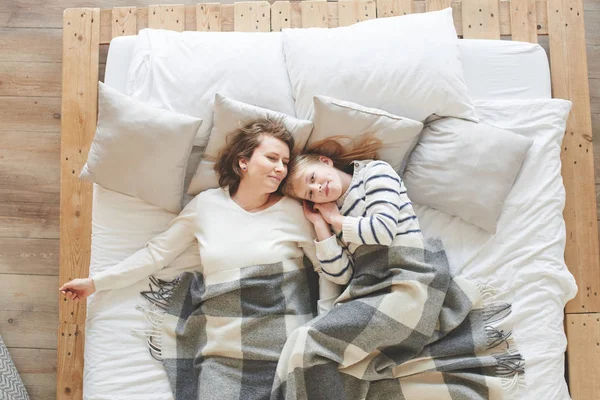 Mamá Hija Tumbadas Cama Blanca Entre Almohadas Casa —  Fotos de Stock