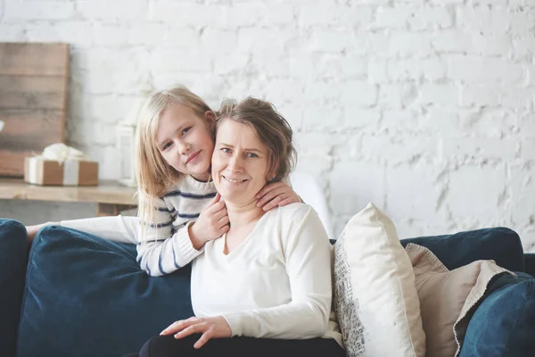 Figlia Abbracciare Mamma Sul Divano Appartamento — Foto Stock