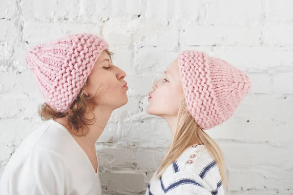 Madre Figlia Indossano Cappelli Maglia Rosa Che Mandano Baci Aerei — Foto Stock