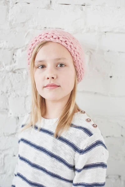 Портрет Блондинки Вязаной Розовой Шляпе Смотрящей Камеру Фоне Стены Белого — стоковое фото