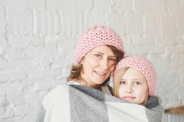 Madre Figlia Corrispondenza Rosa Cappelli Maglia Quadri Plaid Posa Muro — Foto Stock