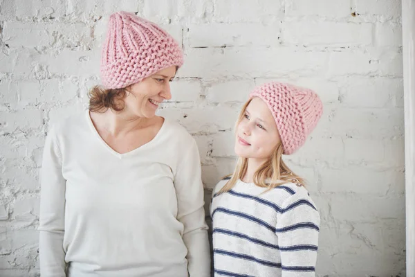 Madre Figlia Corrispondenza Rosa Cappelli Maglia Posa Sfondo Muro Mattoni — Foto Stock