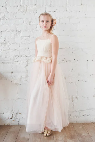 Niña Hermoso Vestido Rosa Posando Sobre Fondo Blanco Pared — Foto de Stock