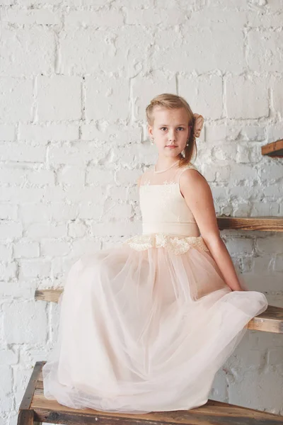 Niña Hermoso Vestido Rosa Sentado Escaleras Madera — Foto de Stock