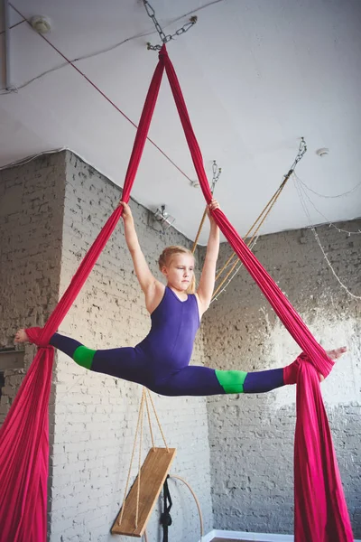 灵活的小女子体操运动员在空中丝绸表演 — 图库照片