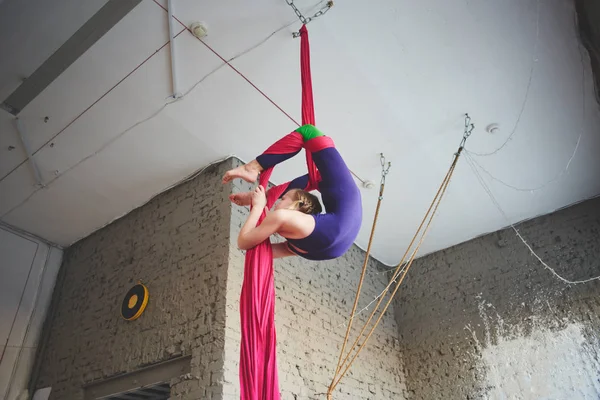 Menina Adolescente Fazendo Ginástica Seda Aérea — Fotografia de Stock